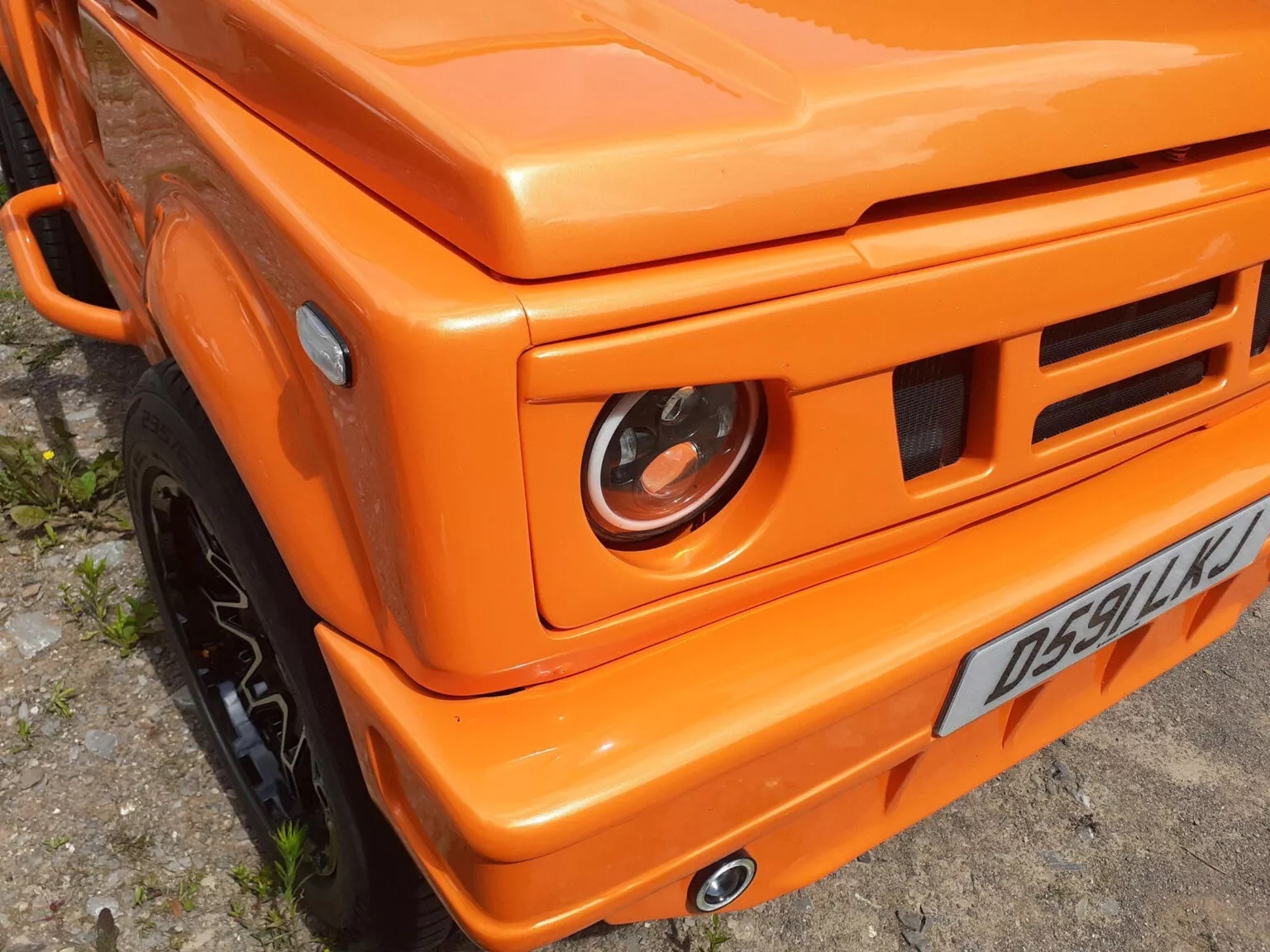 Suzuki Jimny 'nổi loạn' hóa thành bán tải: Mạnh 110 mã lực, có chi tiết như Lamborghini, Ford Bronco- Ảnh 3.