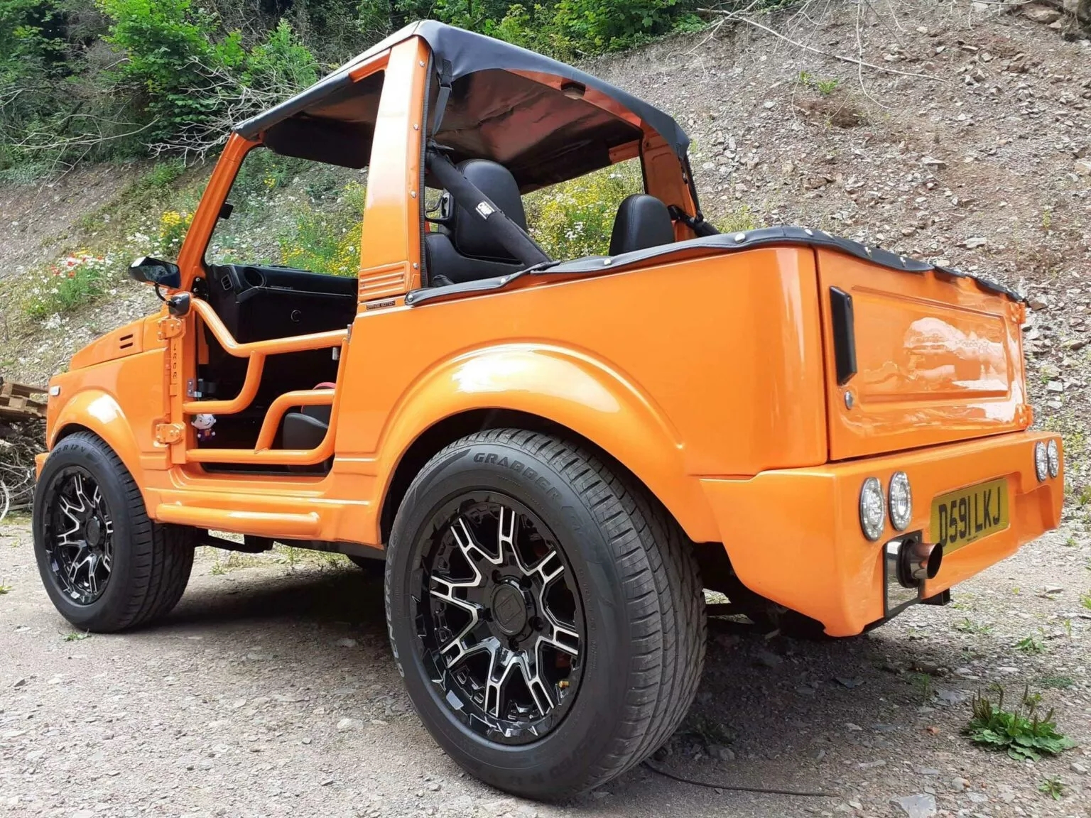 Suzuki Jimny 'nổi loạn' hóa thành bán tải: Mạnh 110 mã lực, có chi tiết như Lamborghini, Ford Bronco- Ảnh 5.