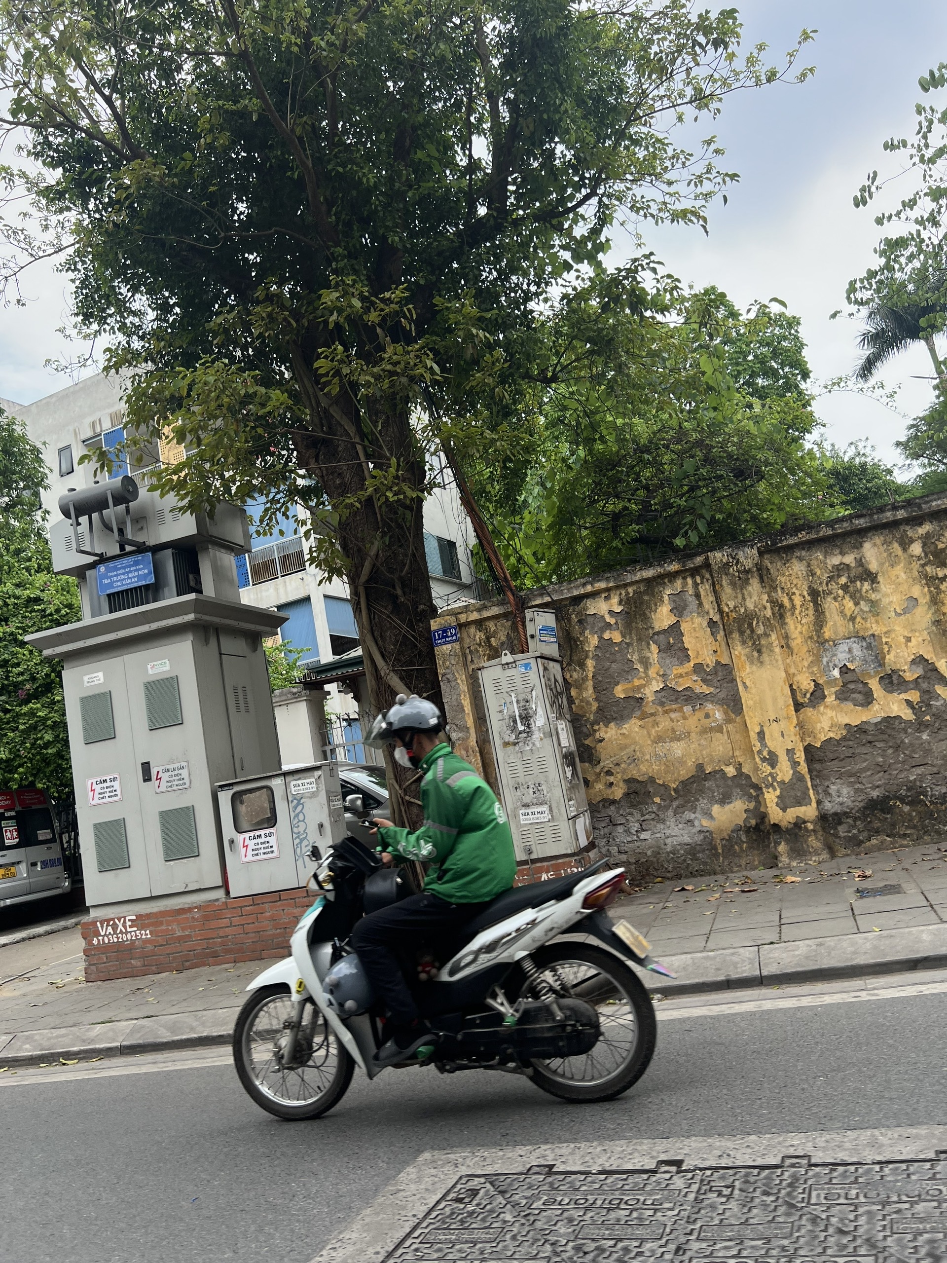 Vừa lái xe vừa sử dụng điện thoại - 