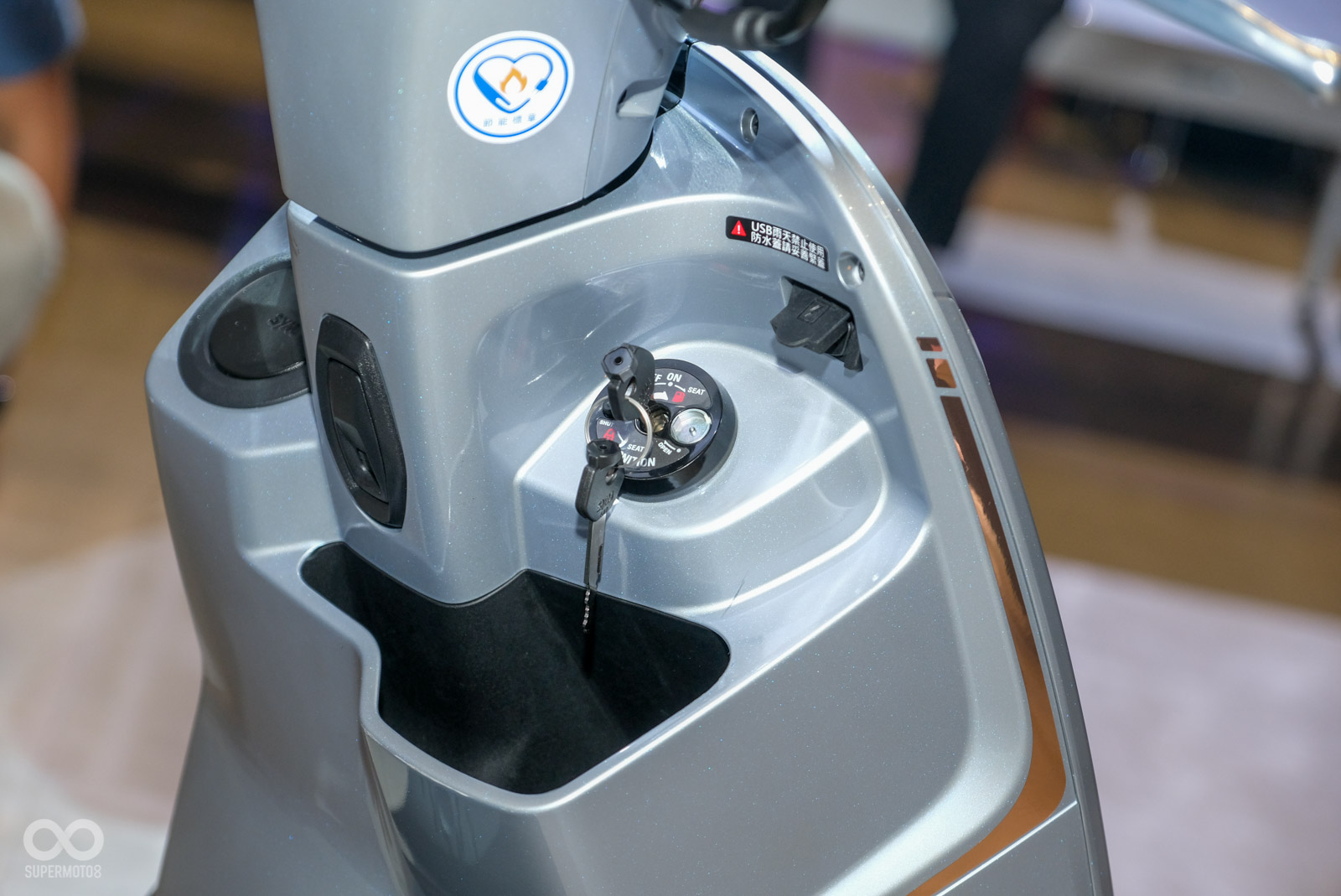 Cận cảnh mẫu xe tay ga 158cc của SYM: Đẹp như Vespa, thực dụng như Honda- Ảnh 6. Cận cảnh mẫu xe tay ga 158cc của SYM: Đẹp như Vespa, thực dụng như Honda- Ảnh 6.