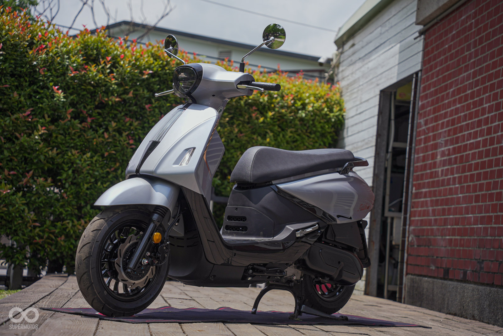 Cận cảnh mẫu xe tay ga 158cc của SYM: Đẹp như Vespa, thực dụng như Honda- Ảnh 2. Cận cảnh mẫu xe tay ga 158cc của SYM: Đẹp như Vespa, thực dụng như Honda- Ảnh 2.