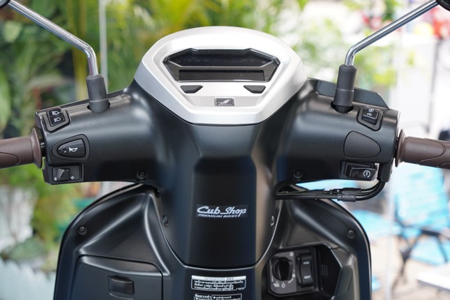 Xe tay ga hàng hiếm của Honda xuất hiện tại Việt Nam- Ảnh 8. Xe tay ga hàng hiếm của Honda xuất hiện tại Việt Nam- Ảnh 8.