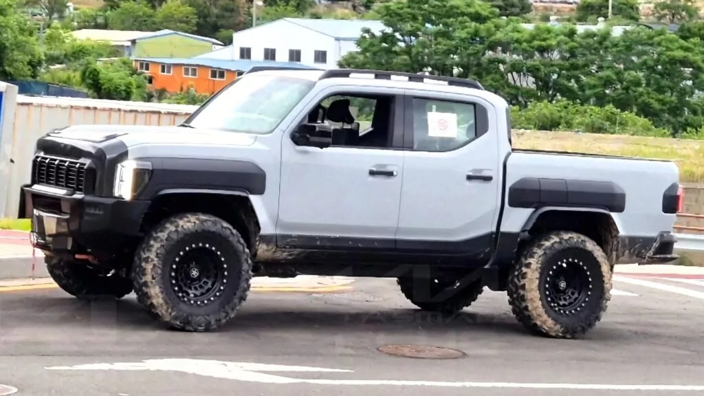 Bán tải Kia Tasman bản off-road 'nặng đô' chạy thử: Nhiều chi tiết hầm hố, chờ ngày ra mắt đấu Ford Ranger Raptor- Ảnh 2. Bán tải Kia Tasman bản off-road 'nặng đô' chạy thử: Nhiều chi tiết hầm hố, chờ ngày ra mắt đấu Ford Ranger Raptor- Ảnh 2.