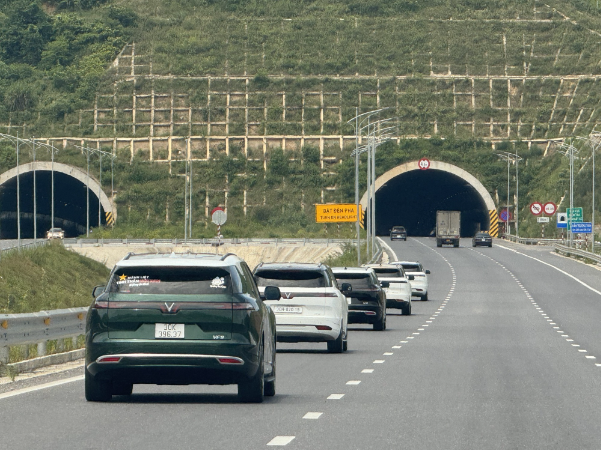 Lái VinFast VF 9 chạy liền 600km không 'bã người', có thể ‘vượt đèo, băng mưa'- Ảnh 9. Lái VinFast VF 9 chạy liền 600km không 'bã người', có thể ‘vượt đèo, băng mưa'- Ảnh 9.
