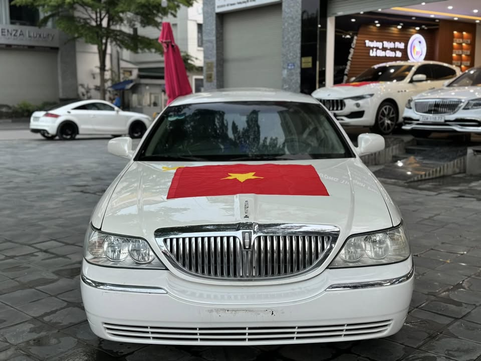 Lincoln Limousine hiếm bán lại giá 1,2 tỷ: Giá ngang Camry mới, dài gần gấp đôi C-Class, có ghế sofa, quầy bar 'sang chảnh'- Ảnh 3. Lincoln Limousine hiếm bán lại giá 1,2 tỷ: Giá ngang Camry mới, dài gần gấp đôi C-Class, có ghế sofa, quầy bar 'sang chảnh'- Ảnh 3.