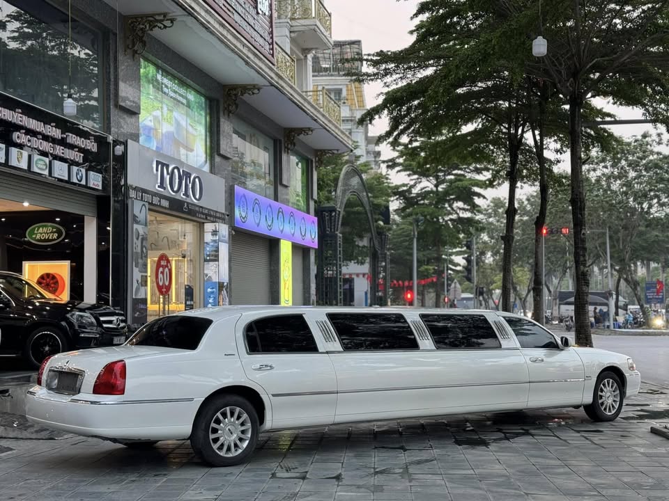 Lincoln Limousine hiếm bán lại giá 1,2 tỷ: Giá ngang Camry mới, dài gần gấp đôi C-Class, có ghế sofa, quầy bar 'sang chảnh'- Ảnh 6. Lincoln Limousine hiếm bán lại giá 1,2 tỷ: Giá ngang Camry mới, dài gần gấp đôi C-Class, có ghế sofa, quầy bar 'sang chảnh'- Ảnh 6.