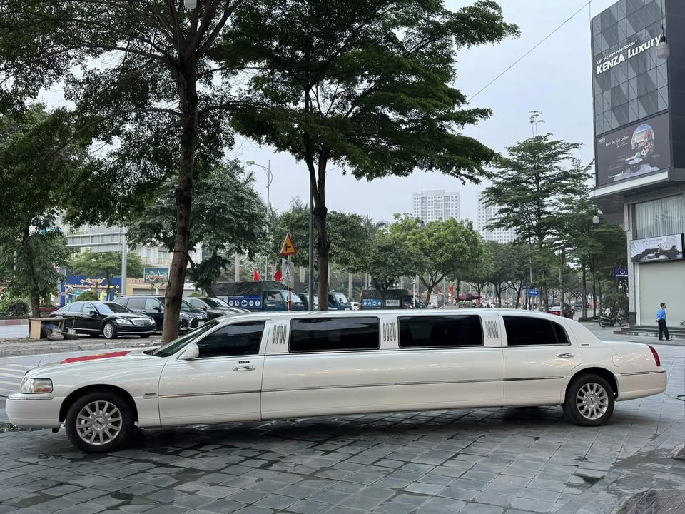 Lincoln Limousine hiếm bán lại giá 1,2 tỷ: Giá ngang Camry mới, dài gần gấp đôi C-Class, có ghế sofa, quầy bar 'sang chảnh'- Ảnh 2. Lincoln Limousine hiếm bán lại giá 1,2 tỷ: Giá ngang Camry mới, dài gần gấp đôi C-Class, có ghế sofa, quầy bar 'sang chảnh'- Ảnh 2.