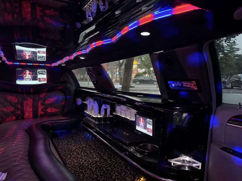 Lincoln Limousine hiếm bán lại giá 1,2 tỷ: Giá ngang Camry mới, dài gần gấp đôi C-Class, có ghế sofa, quầy bar 'sang chảnh'- Ảnh 5. Lincoln Limousine hiếm bán lại giá 1,2 tỷ: Giá ngang Camry mới, dài gần gấp đôi C-Class, có ghế sofa, quầy bar 'sang chảnh'- Ảnh 5.