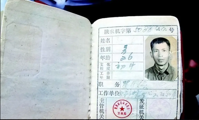 Cảnh s&aacute;t y&ecirc;u cầu, cụ &ocirc;ng 72 tuổi xuất tr&igrave;nh bằng l&aacute;i viết tay, n&agrave;o ngờ sau khi xem anh n&oacute;i: Mời &ocirc;ng đi!- Ảnh 3.