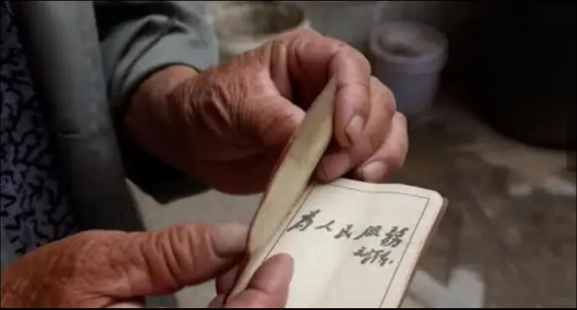 Cảnh s&aacute;t y&ecirc;u cầu, cụ &ocirc;ng 72 tuổi xuất tr&igrave;nh bằng l&aacute;i viết tay, n&agrave;o ngờ sau khi xem anh n&oacute;i: Mời &ocirc;ng đi!- Ảnh 2.