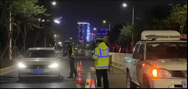 Cảnh s&aacute;t y&ecirc;u cầu, cụ &ocirc;ng 72 tuổi xuất tr&igrave;nh bằng l&aacute;i viết tay, n&agrave;o ngờ sau khi xem anh n&oacute;i: Mời &ocirc;ng đi!- Ảnh 1.