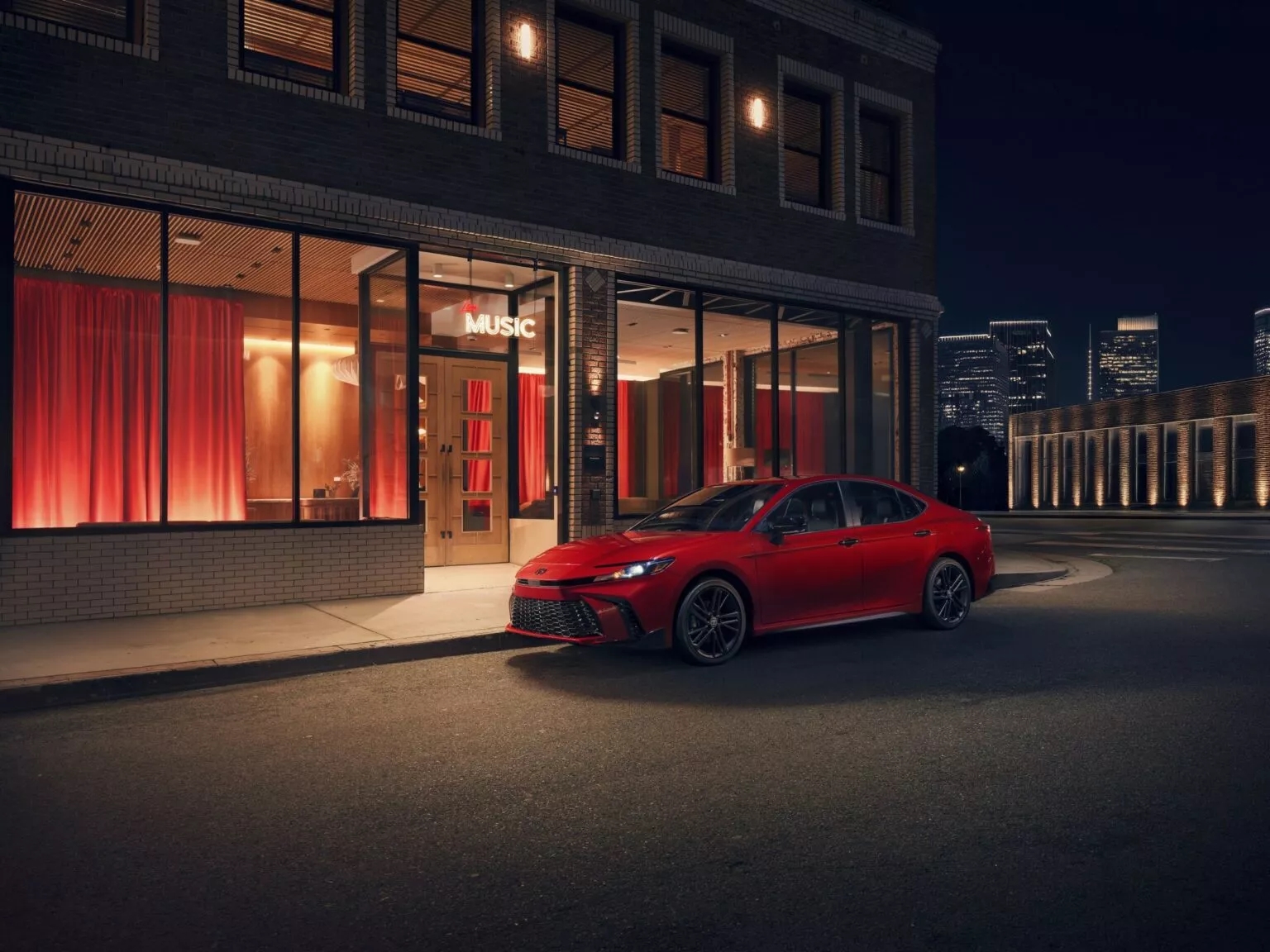 Toyota Camry 2026 bổ sung phiên bản bóng đêm huyền bí: 'Xe doanh nhân' nay cá tính hơn từ ngoài vào trong, động cơ không đổi- Ảnh 2. Toyota Camry 2026 bổ sung phiên bản bóng đêm huyền bí: 'Xe doanh nhân' nay cá tính hơn từ ngoài vào trong, động cơ không đổi- Ảnh 2.