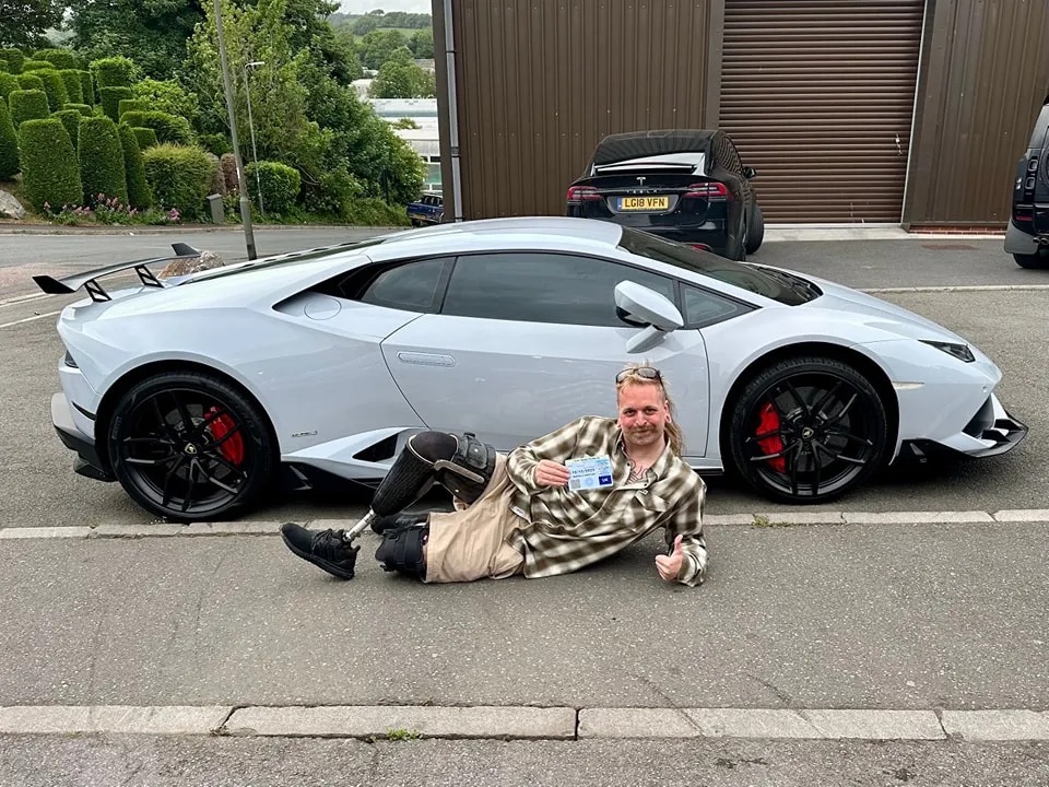 Bị chỉ trích vì đỗ xe ở chỗ cho người khuyết tật, tài xế Lamborghini làm một hành động khiến cả MXH 'quay xe' gấp- Ảnh 3. Bị chỉ trích vì đỗ xe ở chỗ cho người khuyết tật, tài xế Lamborghini làm một hành động khiến cả MXH 'quay xe' gấp- Ảnh 3.