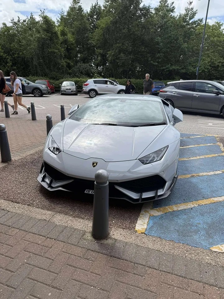 Bị chỉ trích vì đỗ xe ở chỗ cho người khuyết tật, tài xế Lamborghini làm một hành động khiến cả MXH 'quay xe' gấp- Ảnh 2. Bị chỉ trích vì đỗ xe ở chỗ cho người khuyết tật, tài xế Lamborghini làm một hành động khiến cả MXH 'quay xe' gấp- Ảnh 2.