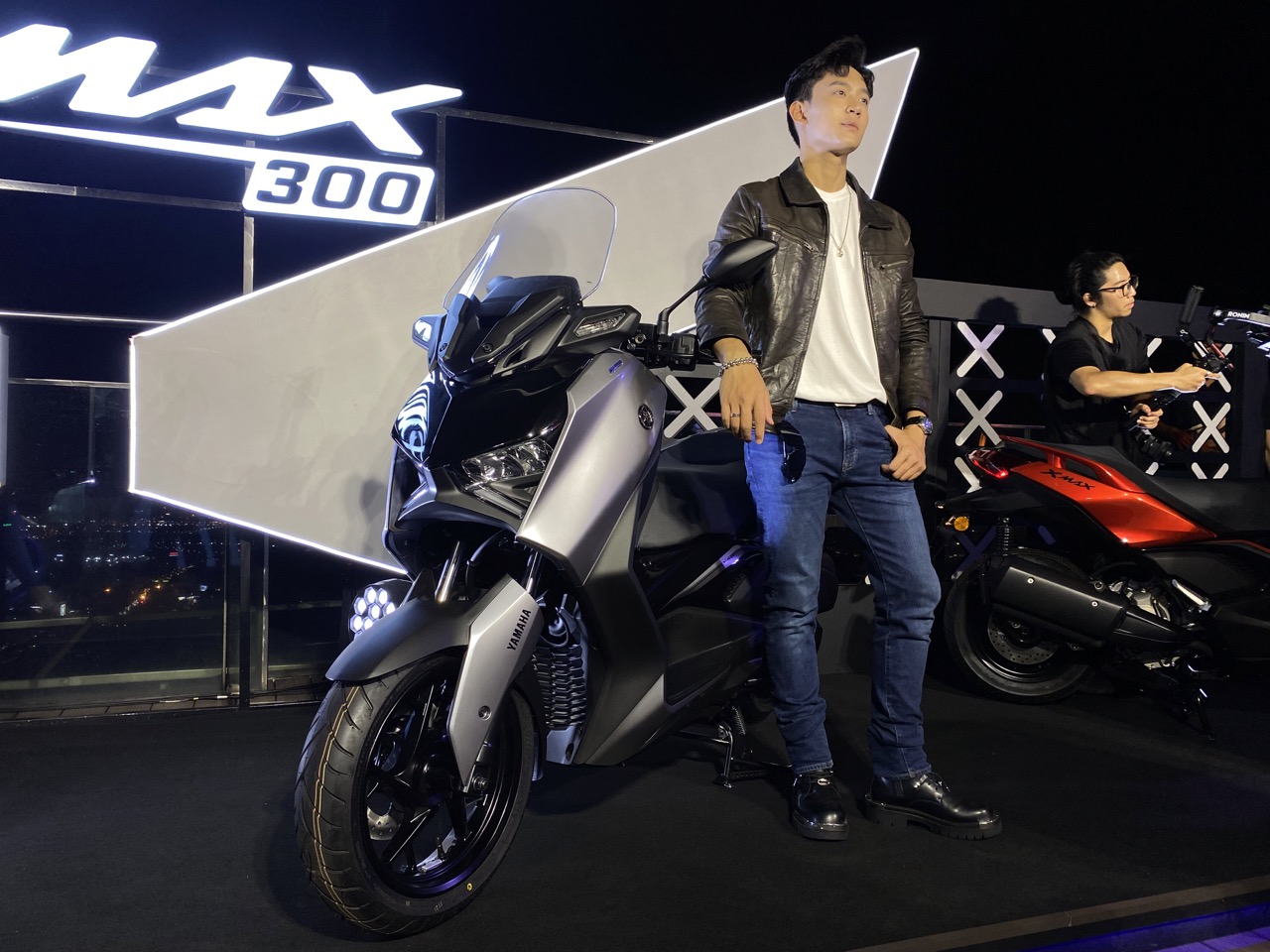 Yamaha XMAX 300 ra mắt Việt Nam: Giá 140 triệu đồng, động cơ 292cc, tiêu thụ 3 lít/100 km, thêm màu mới, có cổng sạc Type C- Ảnh 2.