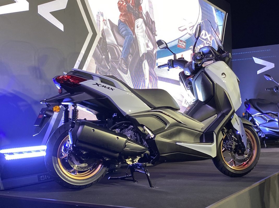 Yamaha XMAX 300 ra mắt Việt Nam: Giá 140 triệu đồng, động cơ 292cc, tiêu thụ 3 lít/100 km, thêm màu mới, có cổng sạc Type C- Ảnh 7.