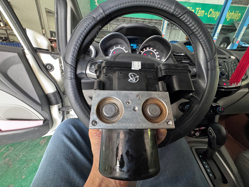 Xe Ford Fiesta hỏng hộp ABS, chi phí thay đắt đỏ- Ảnh 1. Xe Ford Fiesta hỏng hộp ABS, chi phí thay đắt đỏ- Ảnh 1.