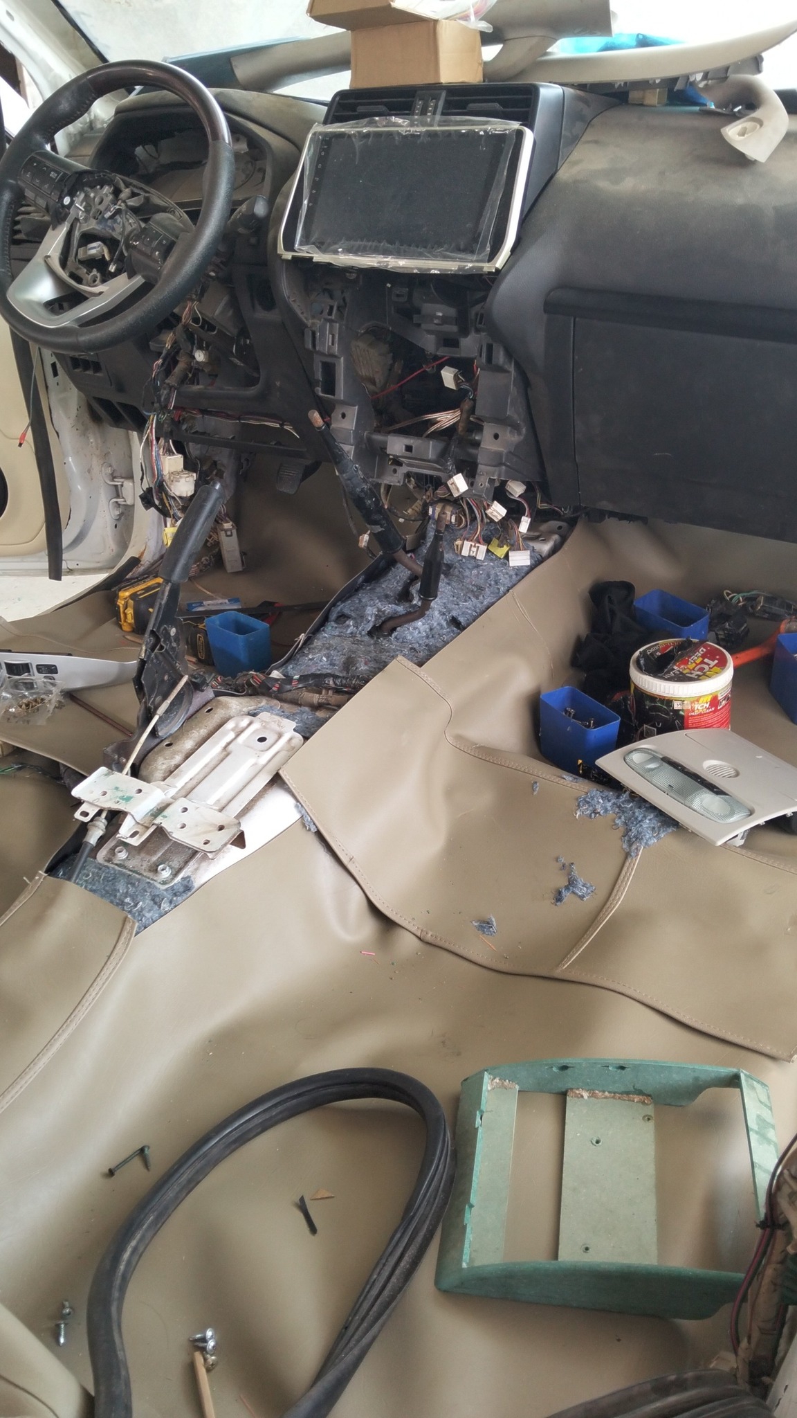 Đây là cách 'hồi sinh' Toyota Land Cruiser Prado 27 năm tuổi mà không ai nhận ra- Ảnh 14. Đây là cách 'hồi sinh' Toyota Land Cruiser Prado 27 năm tuổi mà không ai nhận ra- Ảnh 14.