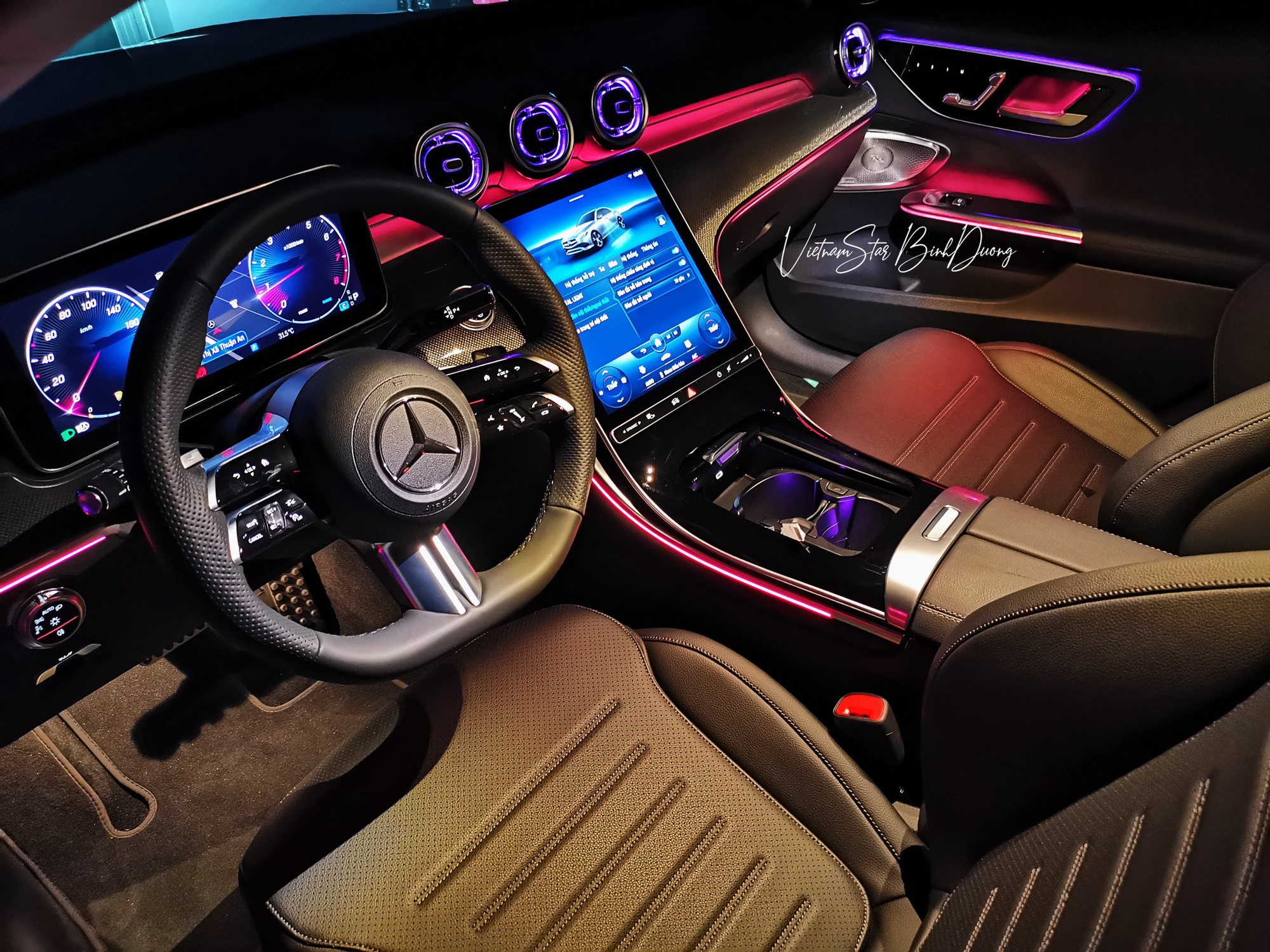 Mercedes-Benz C-Class nâng cấp tại Việt Nam: Thêm HUD, sưởi và một số tiện nghi khác, giá không đổi làm khó 3 Series- Ảnh 3. Mercedes-Benz C-Class nâng cấp tại Việt Nam: Thêm HUD, sưởi và một số tiện nghi khác, giá không đổi làm khó 3 Series- Ảnh 3.