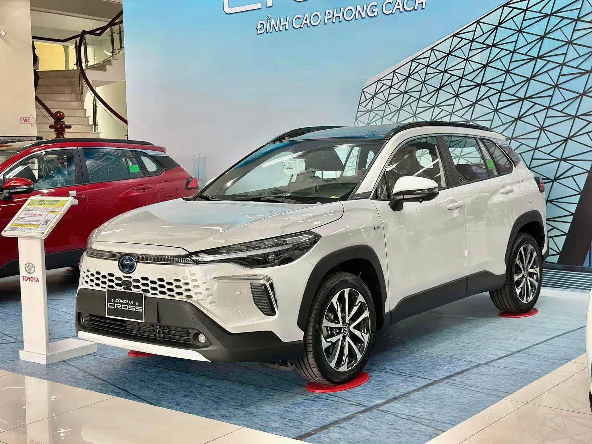 Toyota Corolla Cross giảm giá nhiều nhất 46 triệu đồng: Giá khởi điểm còn 779 triệu, càng làm khó nhóm 'đàn em' Seltos, Creta- Ảnh 2. Toyota Corolla Cross giảm giá nhiều nhất 46 triệu đồng: Giá khởi điểm còn 779 triệu, càng làm khó nhóm 'đàn em' Seltos, Creta- Ảnh 2.