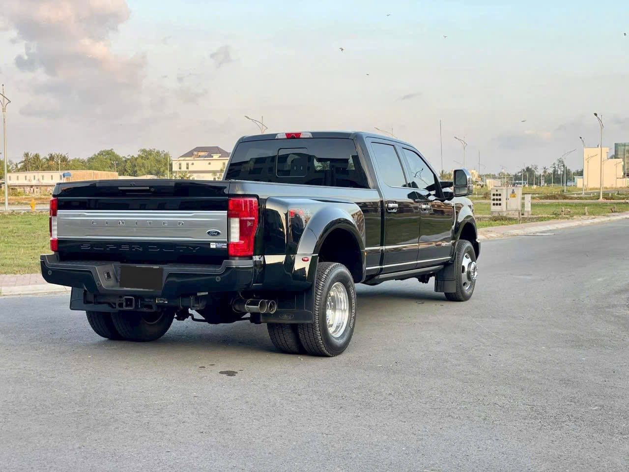 Ford F-350 Super Duty độc nhất Việt Nam 'mất giá' hơn 400 triệu đồng sau gần 1,5 năm: Đắt gấp 3 Ranger Raptor 'đập hộp', tiện nghi như xe sang- Ảnh 3. Ford F-350 Super Duty độc nhất Việt Nam 'mất giá' hơn 400 triệu đồng sau gần 1,5 năm: Đắt gấp 3 Ranger Raptor 'đập hộp', tiện nghi như xe sang- Ảnh 3.