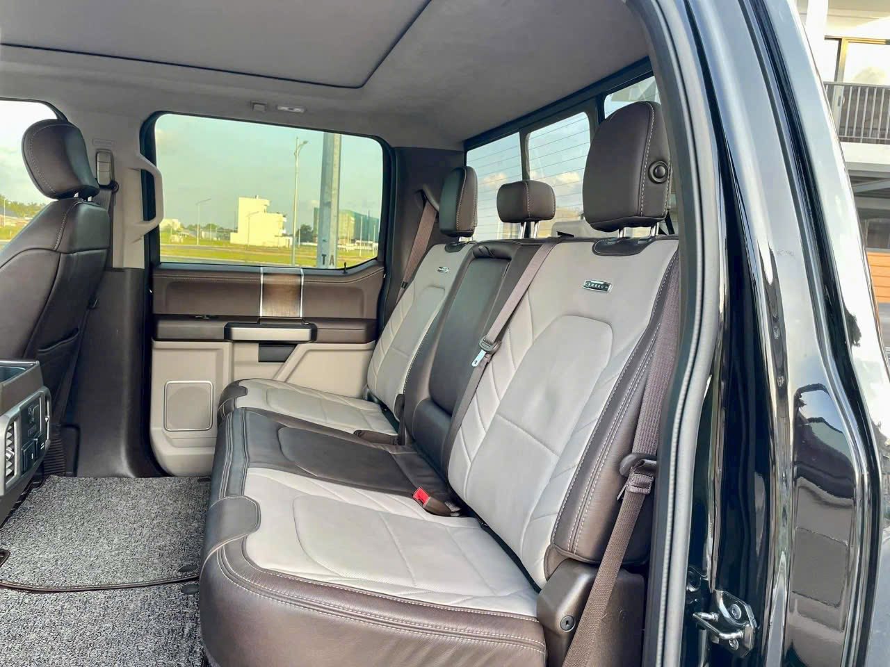 Ford F-350 Super Duty độc nhất Việt Nam 'mất giá' hơn 400 triệu đồng sau gần 1,5 năm: Đắt gấp 3 Ranger Raptor 'đập hộp', tiện nghi như xe sang- Ảnh 5. Ford F-350 Super Duty độc nhất Việt Nam 'mất giá' hơn 400 triệu đồng sau gần 1,5 năm: Đắt gấp 3 Ranger Raptor 'đập hộp', tiện nghi như xe sang- Ảnh 5.