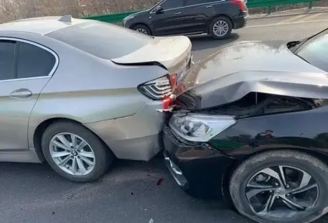 L&aacute;i xe tr&ecirc;n cao tốc, người đ&agrave;n &ocirc;ng bị &ocirc; t&ocirc; kh&aacute;c đ&acirc;m thiệt hại 464 triệu đồng, c&ocirc;ng ty bảo hiểm tuy&ecirc;n bố: &ldquo;Kh&ocirc;ng thể bồi thường v&igrave; 2 người l&agrave; cha con"- Ảnh 1.