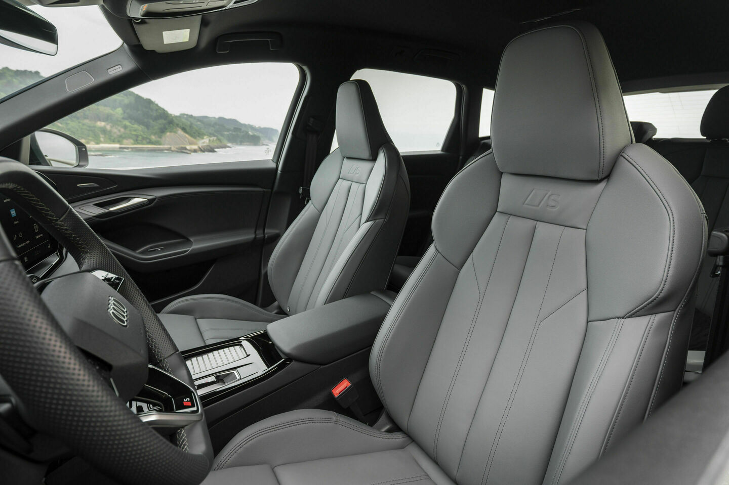 Audi Q6 e-tron giá dự kiến 3,099 tỷ tại Việt Nam: Nhiều màn hình lớn, chạy 625km/sạc, đấu iX3 bằng giá rẻ hơn gần 500 triệu đồng- Ảnh 15. Audi Q6 e-tron giá dự kiến 3,099 tỷ tại Việt Nam: Nhiều màn hình lớn, chạy 625km/sạc, đấu iX3 bằng giá rẻ hơn gần 500 triệu đồng- Ảnh 15.