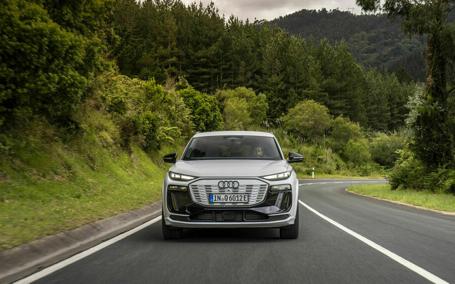 Audi Q6 e-tron giá dự kiến 3,099 tỷ tại Việt Nam: Nhiều màn hình lớn, chạy 625km/sạc, đấu iX3 bằng giá rẻ hơn gần 500 triệu đồng- Ảnh 10. Audi Q6 e-tron giá dự kiến 3,099 tỷ tại Việt Nam: Nhiều màn hình lớn, chạy 625km/sạc, đấu iX3 bằng giá rẻ hơn gần 500 triệu đồng- Ảnh 10.