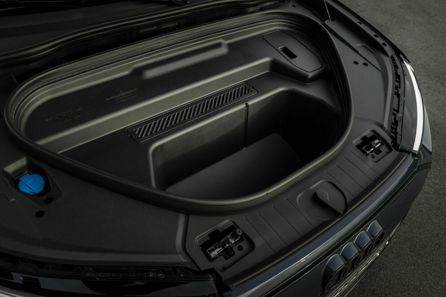Audi Q6 e-tron giá dự kiến 3,099 tỷ tại Việt Nam: Nhiều màn hình lớn, chạy 625km/sạc, đấu iX3 bằng giá rẻ hơn gần 500 triệu đồng- Ảnh 17. Audi Q6 e-tron giá dự kiến 3,099 tỷ tại Việt Nam: Nhiều màn hình lớn, chạy 625km/sạc, đấu iX3 bằng giá rẻ hơn gần 500 triệu đồng- Ảnh 17.