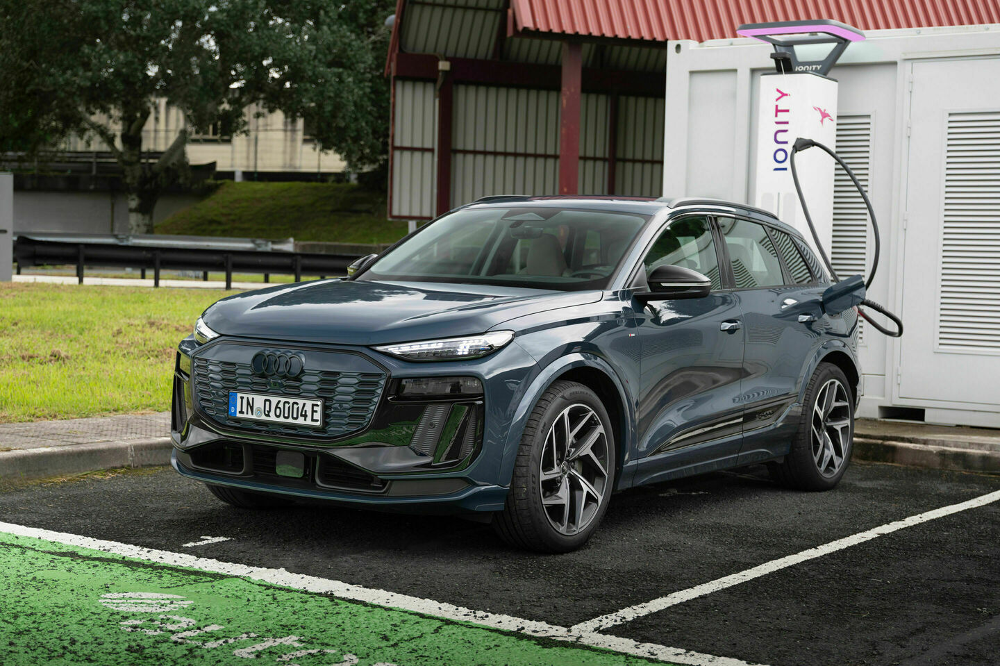 Audi Q6 e-tron giá dự kiến 3,099 tỷ tại Việt Nam: Nhiều màn hình lớn, chạy 625km/sạc, đấu iX3 bằng giá rẻ hơn gần 500 triệu đồng- Ảnh 7. Audi Q6 e-tron giá dự kiến 3,099 tỷ tại Việt Nam: Nhiều màn hình lớn, chạy 625km/sạc, đấu iX3 bằng giá rẻ hơn gần 500 triệu đồng- Ảnh 7.