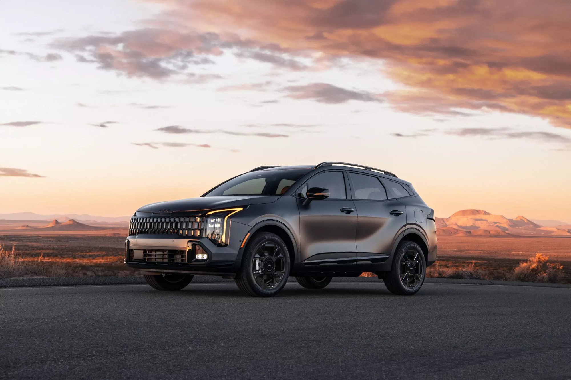 Kia Sportage 2025 chốt giá: Quy đổi từ 745 triệu đồng, thay đổi thiết kế, thêm tính năng ADAS, nâng hộp số lên 8 cấp- Ảnh 2. Kia Sportage 2025 chốt giá: Quy đổi từ 745 triệu đồng, thay đổi thiết kế, thêm tính năng ADAS, nâng hộp số lên 8 cấp- Ảnh 2.