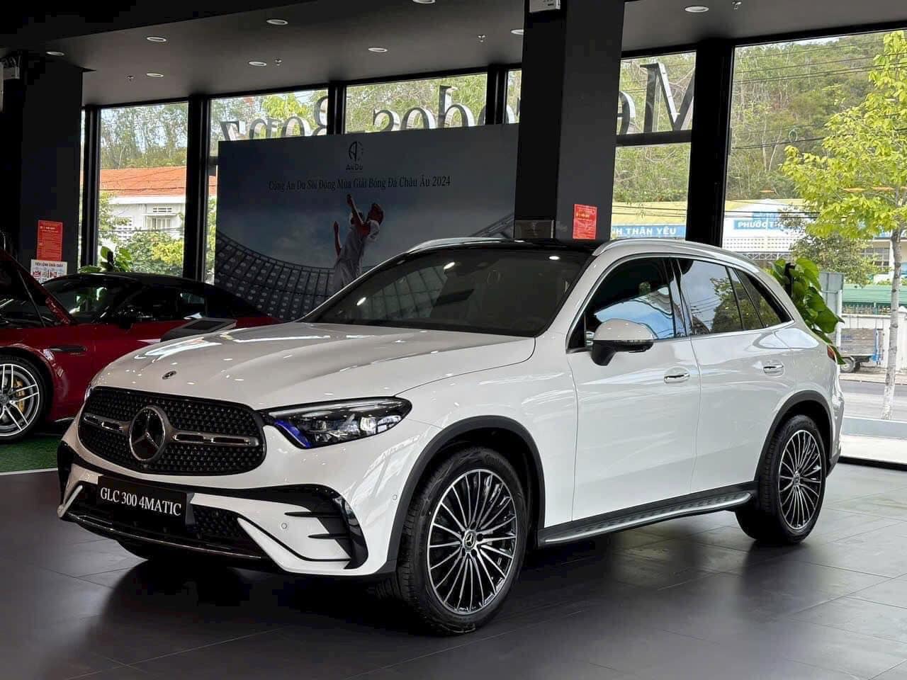 Ngày này năm xưa: Tròn 2 năm Mercedes-Benz GLC thế hệ thứ hai ra mắt Việt Nam, giá tăng đáng kể nhưng vẫn duy trì sức hút- Ảnh 7. Ngày này năm xưa: Tròn 2 năm Mercedes-Benz GLC thế hệ thứ hai ra mắt Việt Nam, giá tăng đáng kể nhưng vẫn duy trì sức hút- Ảnh 7.