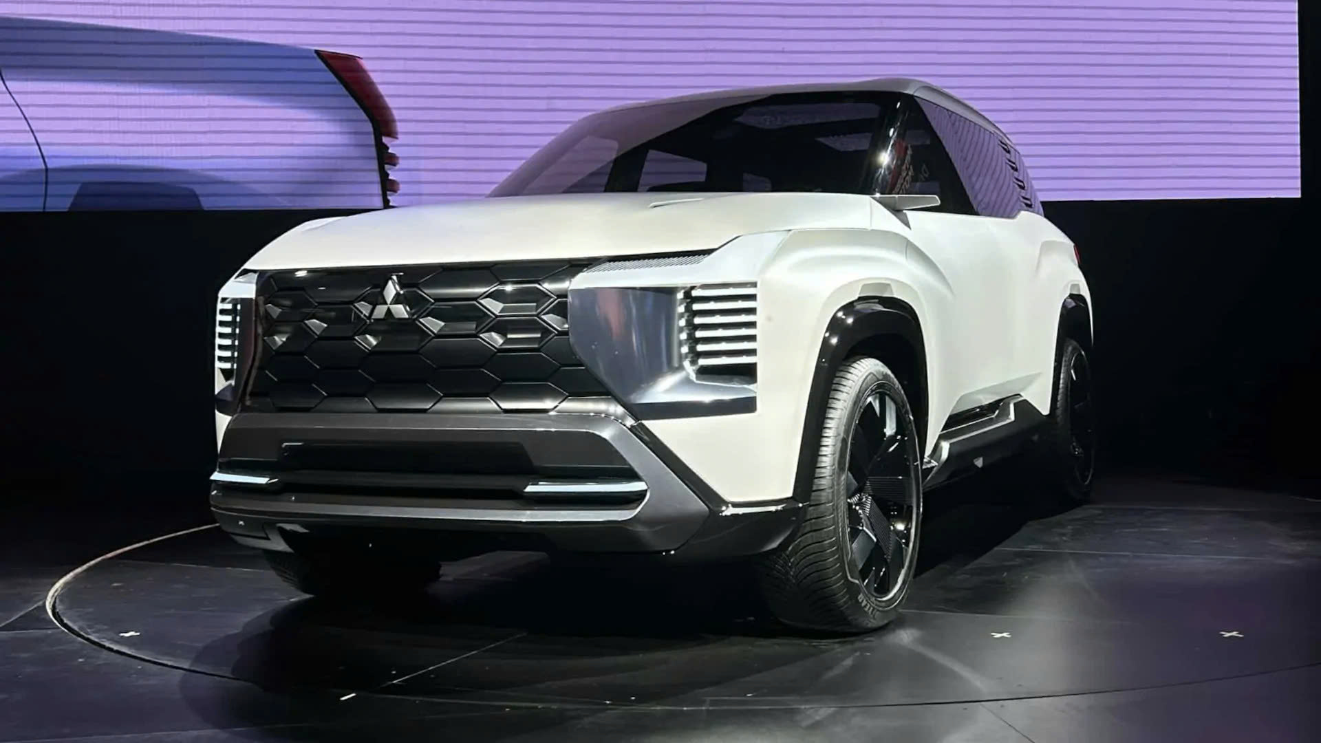 Rộ tin Xforce 7 chỗ bản concept sắp về Việt Nam: Rộng đường thay thế Outlander, hoàn thiện ‘kiềng 3 chân’ của Mitsubishi VN- Ảnh 2. Rộ tin Xforce 7 chỗ bản concept sắp về Việt Nam: Rộng đường thay thế Outlander, hoàn thiện ‘kiềng 3 chân’ của Mitsubishi VN- Ảnh 2.
