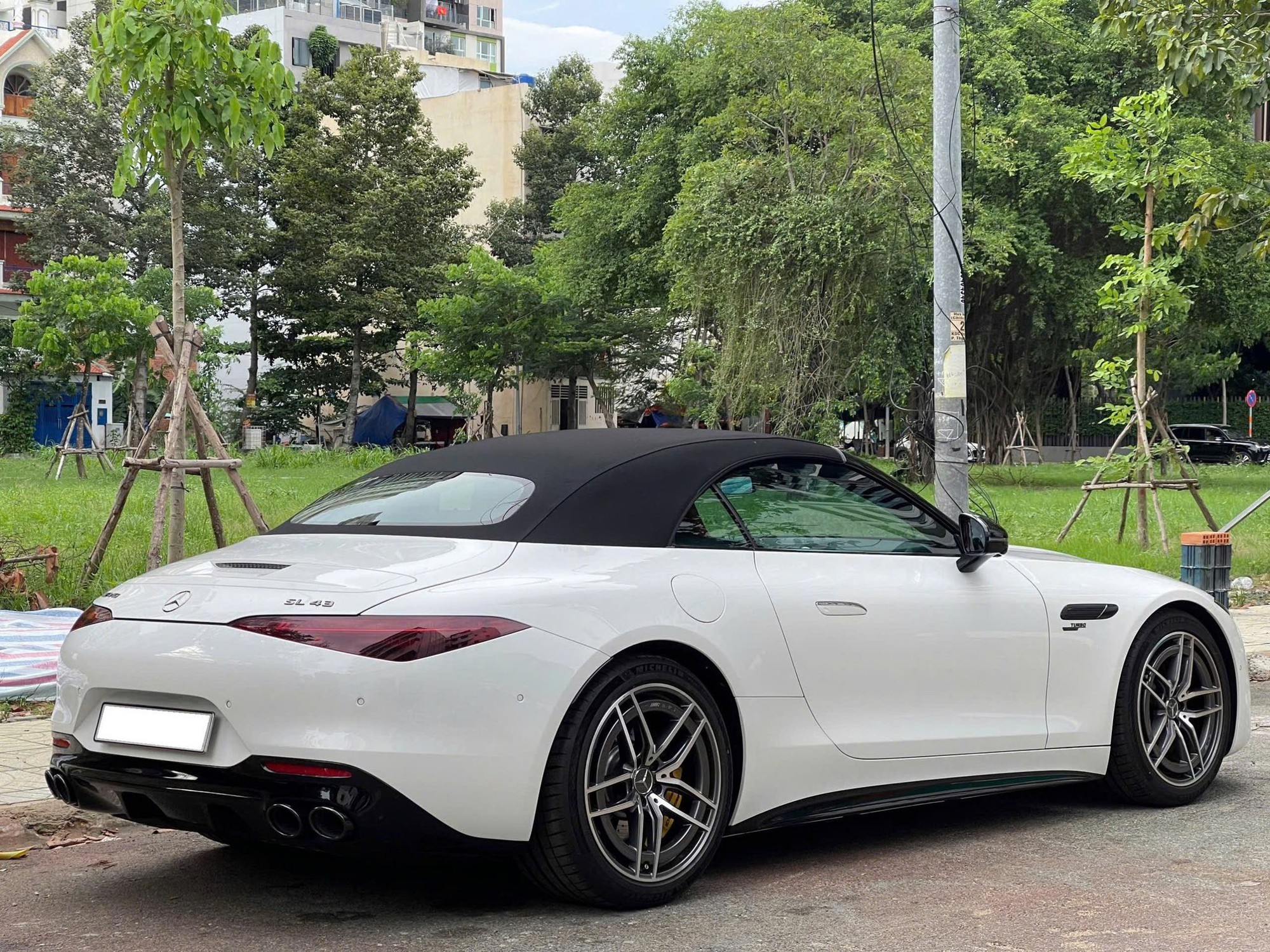 Mercedes-AMG SL 43 chạy 2.000km rao bán gần 6 tỷ đồng, cứ 1km chủ xe mất hơn 500.000 đồng- Ảnh 5. Mercedes-AMG SL 43 chạy 2.000km rao bán gần 6 tỷ đồng, cứ 1km chủ xe mất hơn 500.000 đồng- Ảnh 5.