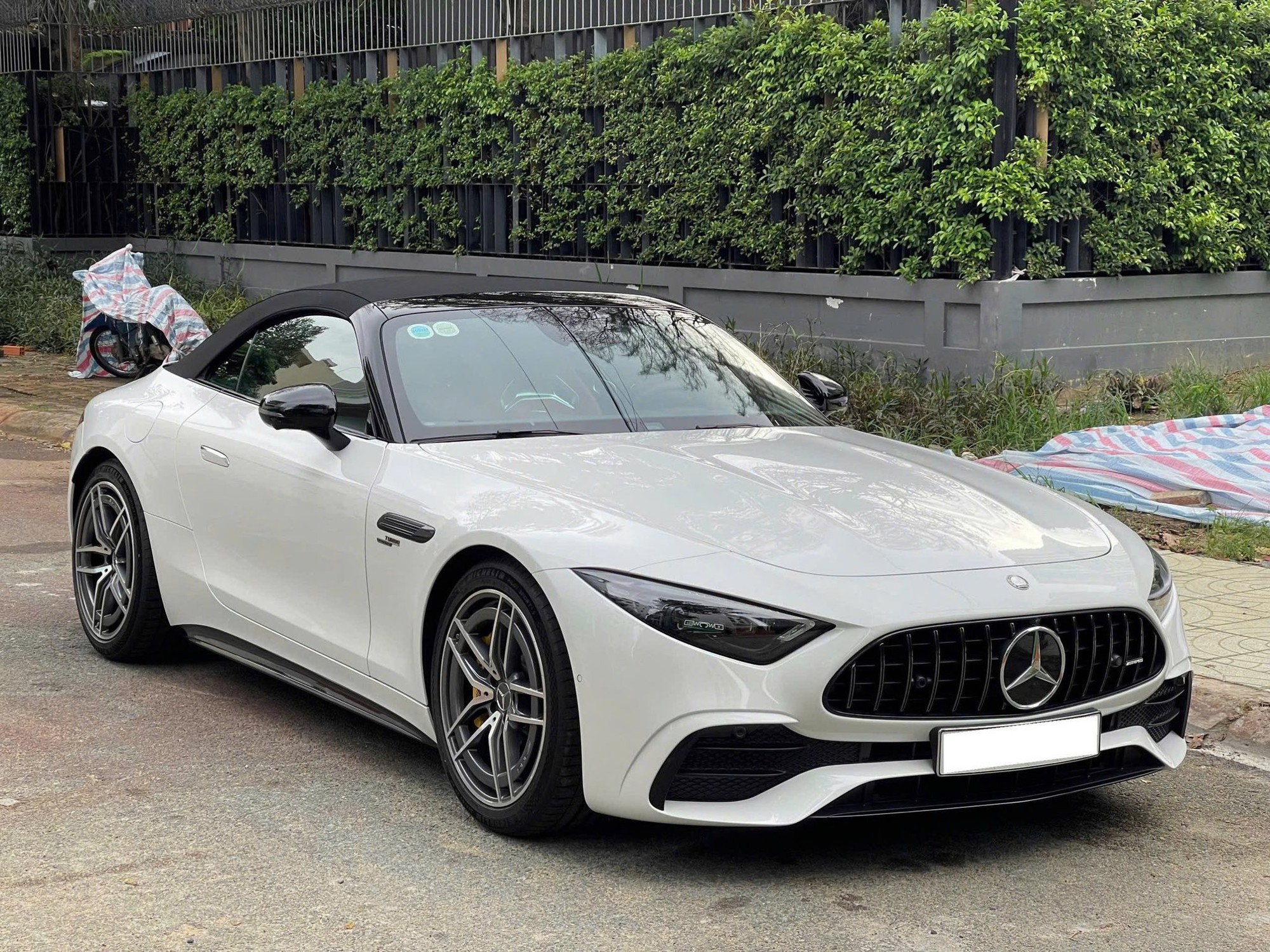 Mercedes-AMG SL 43 chạy 2.000km rao bán gần 6 tỷ đồng, cứ 1km chủ xe mất hơn 500.000 đồng- Ảnh 2. Mercedes-AMG SL 43 chạy 2.000km rao bán gần 6 tỷ đồng, cứ 1km chủ xe mất hơn 500.000 đồng- Ảnh 2.