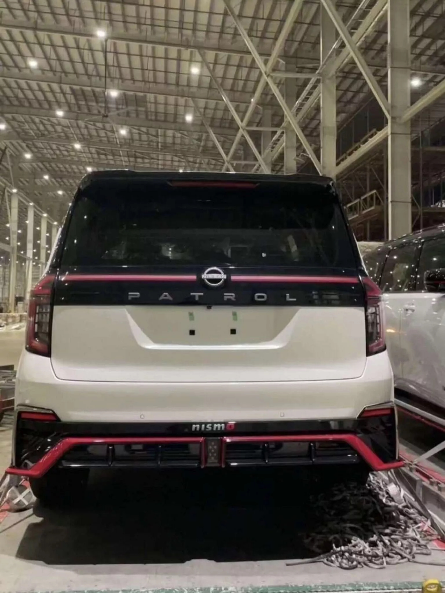 Nissan Patrol sắp về Việt Nam lộ bản thể thao với bodykit hầm hố, có chi tiết như xe đua F1, cạnh tranh Land Cruiser GR Sport- Ảnh 4.