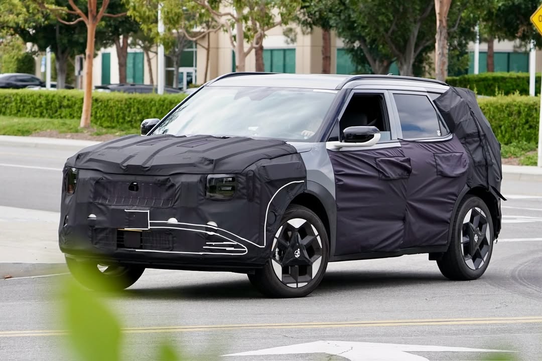 Kia Seltos thế hệ mới lộ thêm ảnh chạy thử: Hai phiên bản, đủ tùy chọn động cơ từ xăng tới thuần điện giống Creta mới, có AWD- Ảnh 3. Kia Seltos thế hệ mới lộ thêm ảnh chạy thử: Hai phiên bản, đủ tùy chọn động cơ từ xăng tới thuần điện giống Creta mới, có AWD- Ảnh 3.
