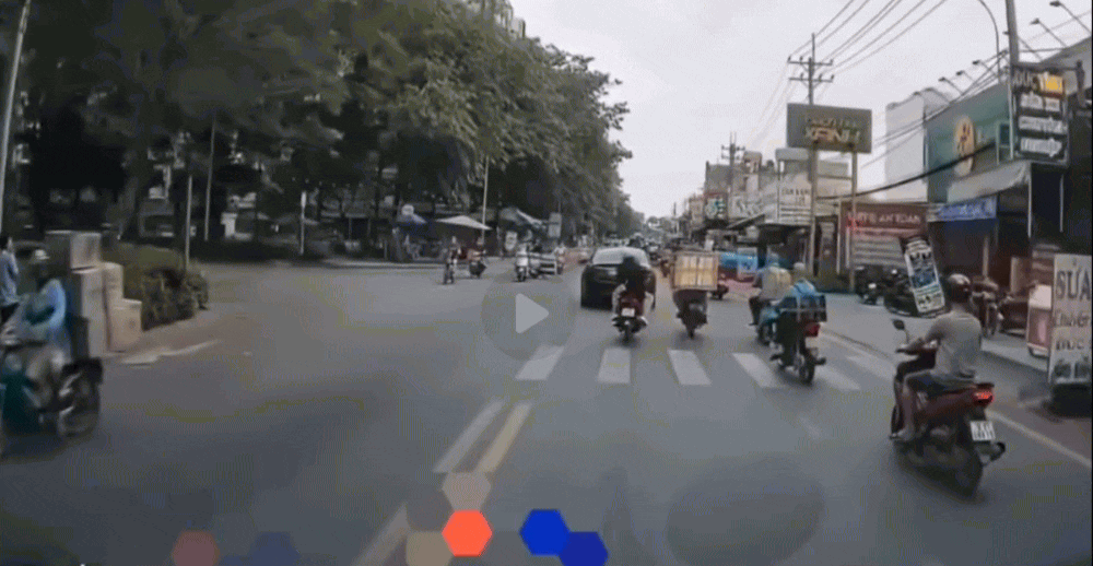 Clip: Ra chân ác ý đạp người đi xe máy ngã sõng soài giữa đường, thanh niên áo đỏ bị truy tìm- Ảnh 1. Clip: Ra chân ác ý đạp người đi xe máy ngã sõng soài giữa đường, thanh niên áo đỏ bị truy tìm- Ảnh 1.