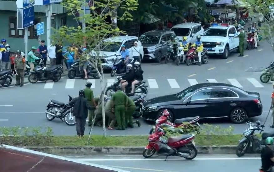 Xác minh clip người đàn ông chạy SH chặn xe, đập phá ô tô Mercedes- Ảnh 2.