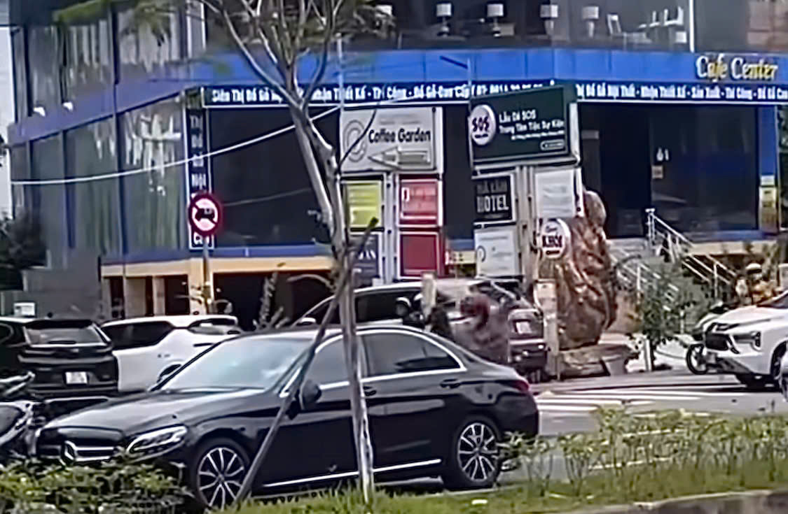 Xác minh clip người đàn ông chạy SH chặn xe, đập phá ô tô Mercedes- Ảnh 1.