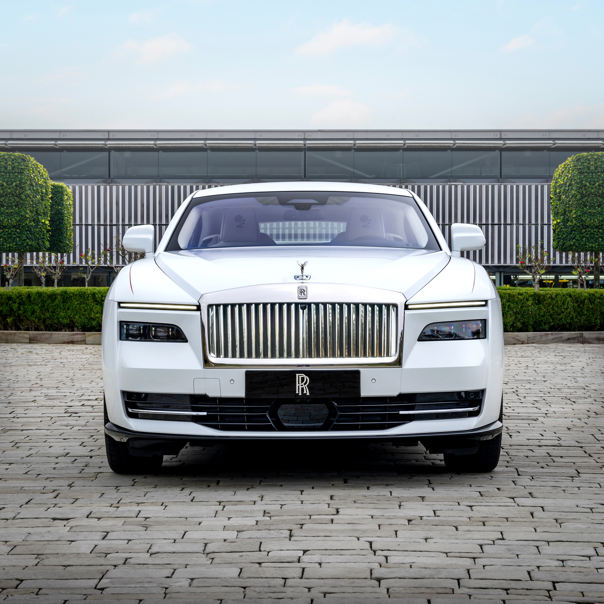 Mẹ tặng con gái Rolls-Royce Spectre hàng thửa với họa tiết hoa hồng thêu bằng kỹ thuật hoàn toàn mới