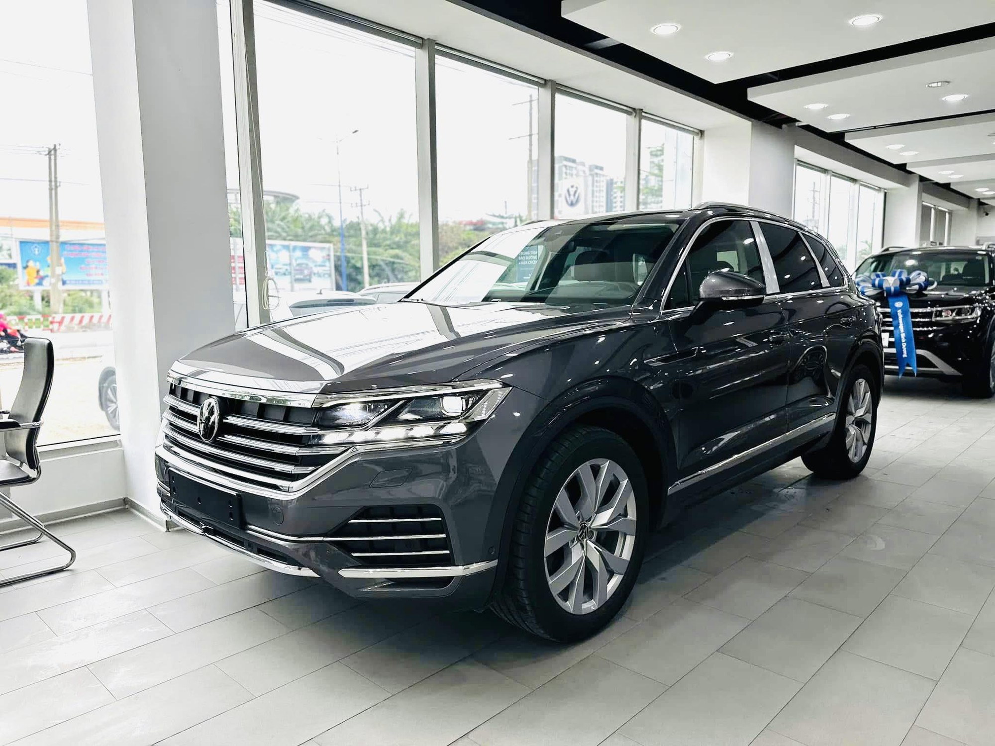 VW Touareg giảm giá kỷ lục hơn 330 triệu, xuống 2,3 tỷ đồng tại đại lý, đấu RX, Q7 trong khi chờ bản mới ra mắt- Ảnh 3. VW Touareg giảm giá kỷ lục hơn 330 triệu, xuống 2,3 tỷ đồng tại đại lý, đấu RX, Q7 trong khi chờ bản mới ra mắt- Ảnh 3.