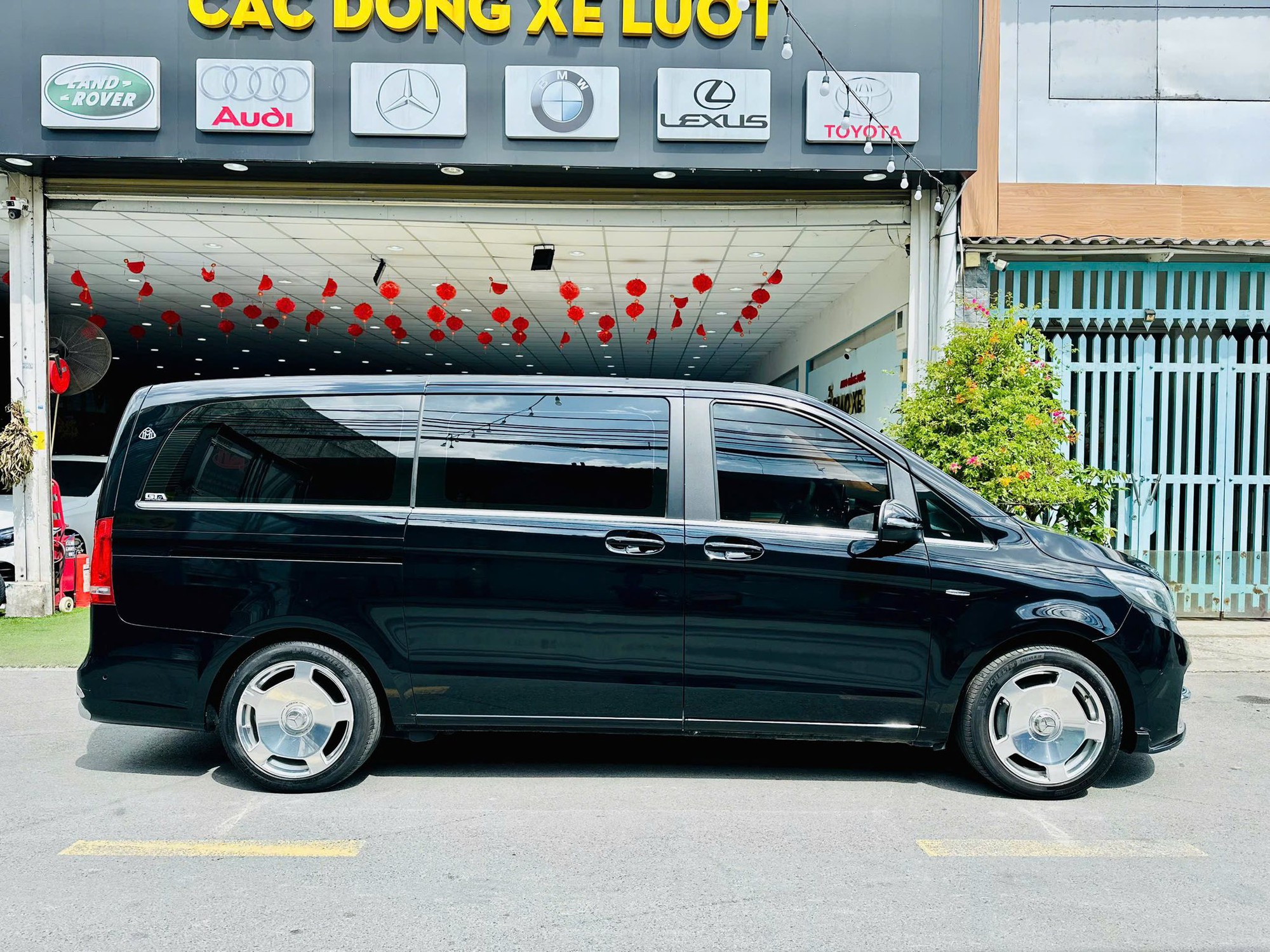 Rao Mercedes-Benz V-Class giá 1,2 tỷ đồng, người bán cho biết riêng tiền độ đã gần 1 tỷ với TV, két sắt, tủ lạnh, ghế 'chủ tịch' kiểu Maybach- Ảnh 6.