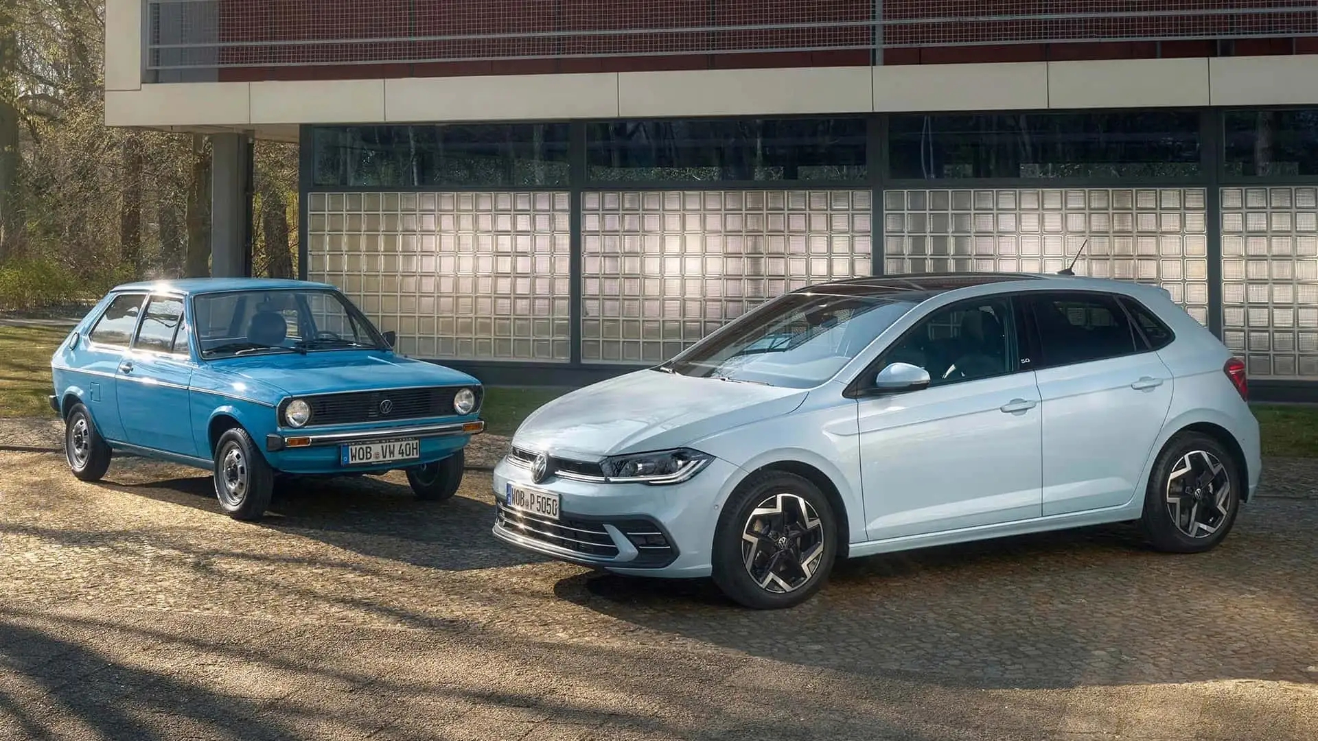VW Polo bản đặc biệt giá đắt hơn 'Mẹc': Quy đổi 850 triệu đồng, có cửa nóc toàn cảnh, máy chỉ 94 mã lực, số sàn- Ảnh 2. VW Polo bản đặc biệt giá đắt hơn 'Mẹc': Quy đổi 850 triệu đồng, có cửa nóc toàn cảnh, máy chỉ 94 mã lực, số sàn- Ảnh 2.