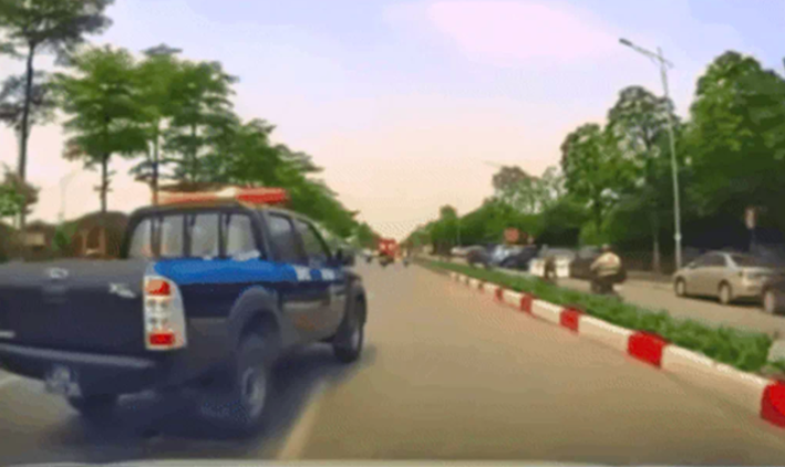 Xác minh ô tô biển xanh liên tục "tạt đầu", chửi bới tài xế xe khác trên đường- Ảnh 1. Xác minh ô tô biển xanh liên tục "tạt đầu", chửi bới tài xế xe khác trên đường- Ảnh 1.