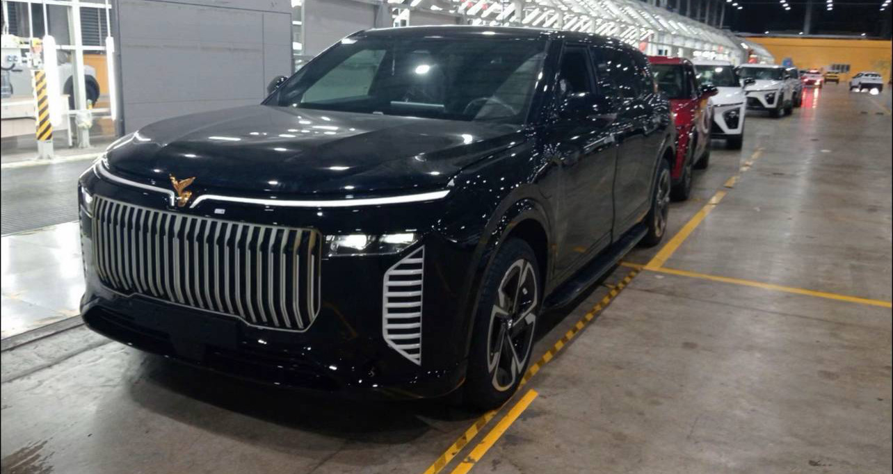 SUV mới giống VinFast VF 9 lộ màu sơn trắng cho thấy nhiều đường nét khác hẳn 'bản gốc', logo đặt nổi kiểu Rolls-Royce- Ảnh 2.