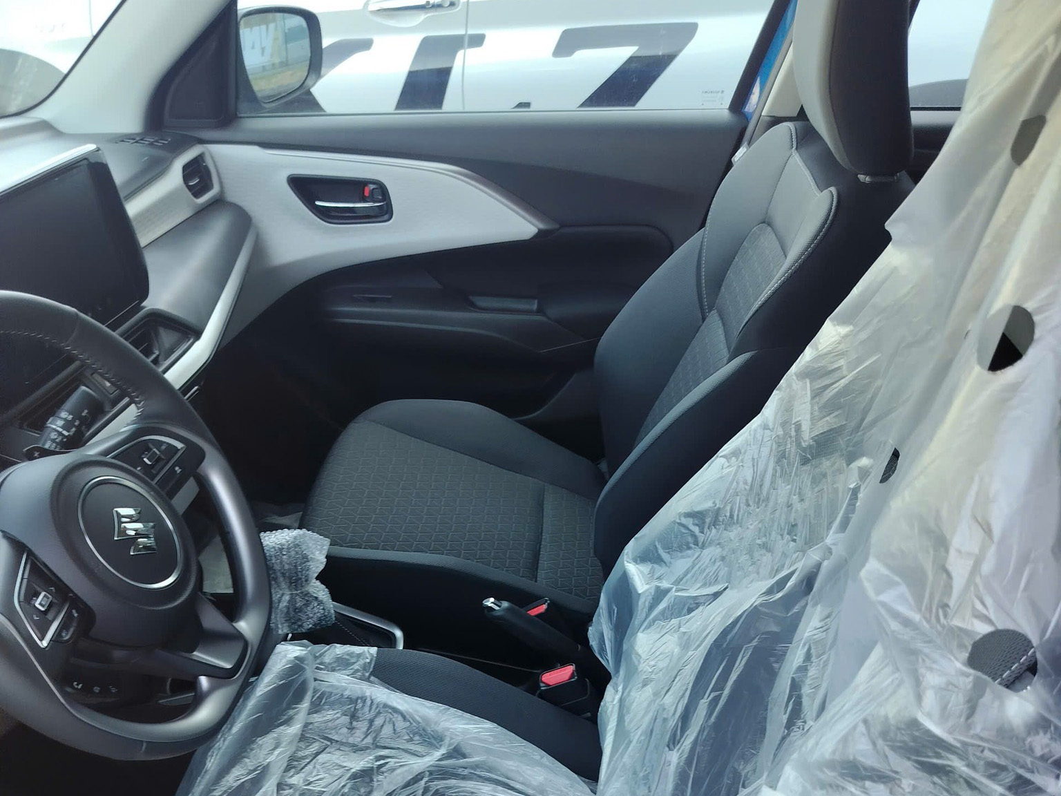 Ảnh thực tế Suzuki Swift 2025 đã về đại lý trước ra mắt: Màn hình lớn, sưởi ghế, có ADAS và hybrid cạnh tranh Mazda2- Ảnh 6.