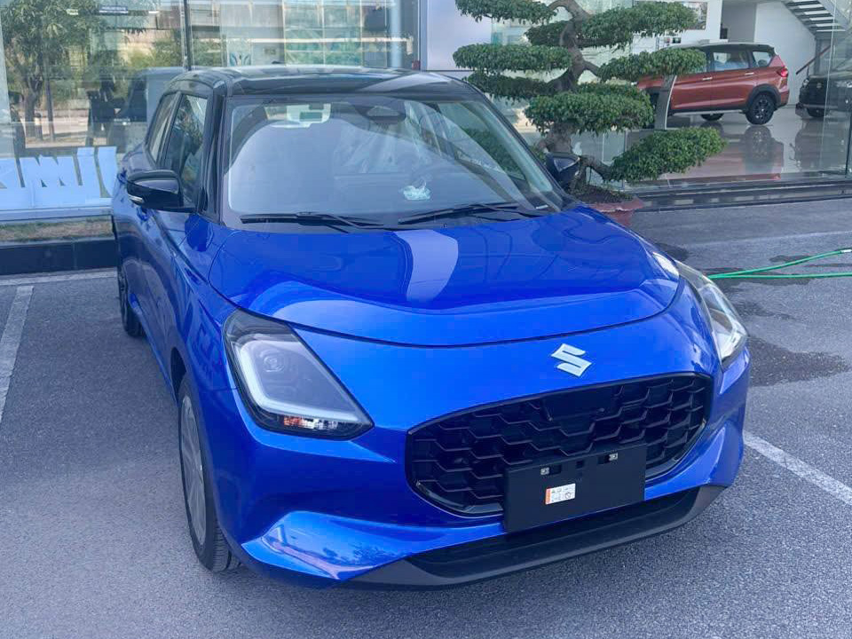 Ảnh thực tế Suzuki Swift 2025 đã về đại lý trước ra mắt: Màn hình lớn, sưởi ghế, có ADAS và hybrid cạnh tranh Mazda2- Ảnh 2.