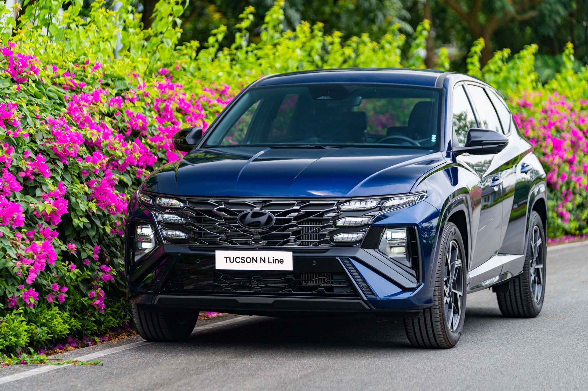 Hyundai Tucson N Line ra mắt Việt Nam: Giá 989 triệu đồng, cạnh tranh CX-5 bằng bodykit thể thao, động cơ turbo 180 mã lực- Ảnh 2. Hyundai Tucson N Line ra mắt Việt Nam: Giá 989 triệu đồng, cạnh tranh CX-5 bằng bodykit thể thao, động cơ turbo 180 mã lực- Ảnh 2.